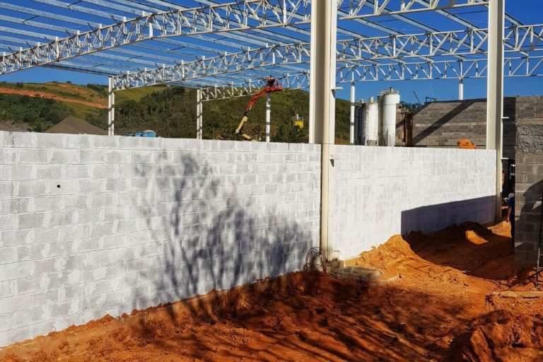 Galpão da U&M Mineração construído com blocos de concreto