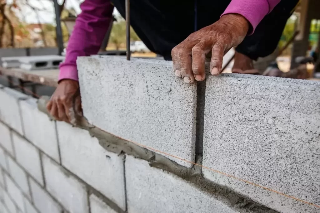 Como assentar bloco de concreto? Dicas práticas para o procedimento