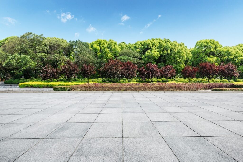 Pisos de concreto para jardim: modelos disponíveis + dicas de decoração
