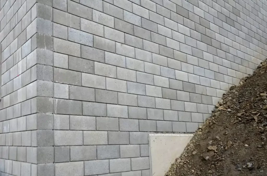 Muro de arrimo com bloco de concreto: 5 vantagens de usar o material