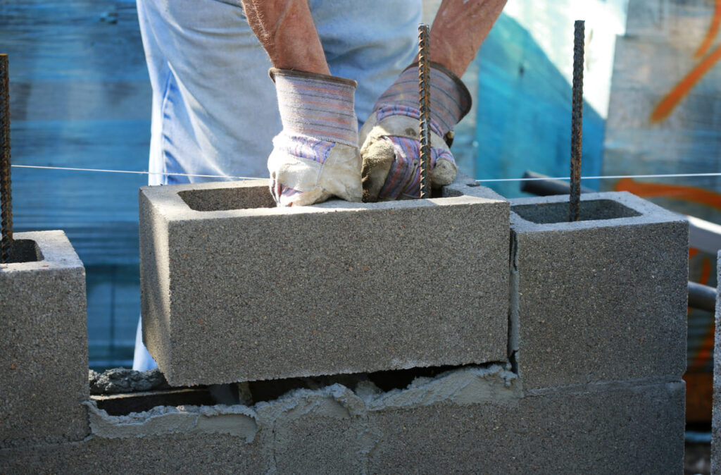 Como fazer um muro de bloco de concreto? Confira passo a passo