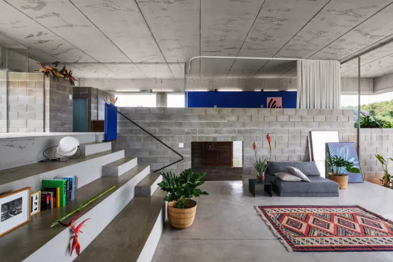 Sala de uma casa de bloco de concreto