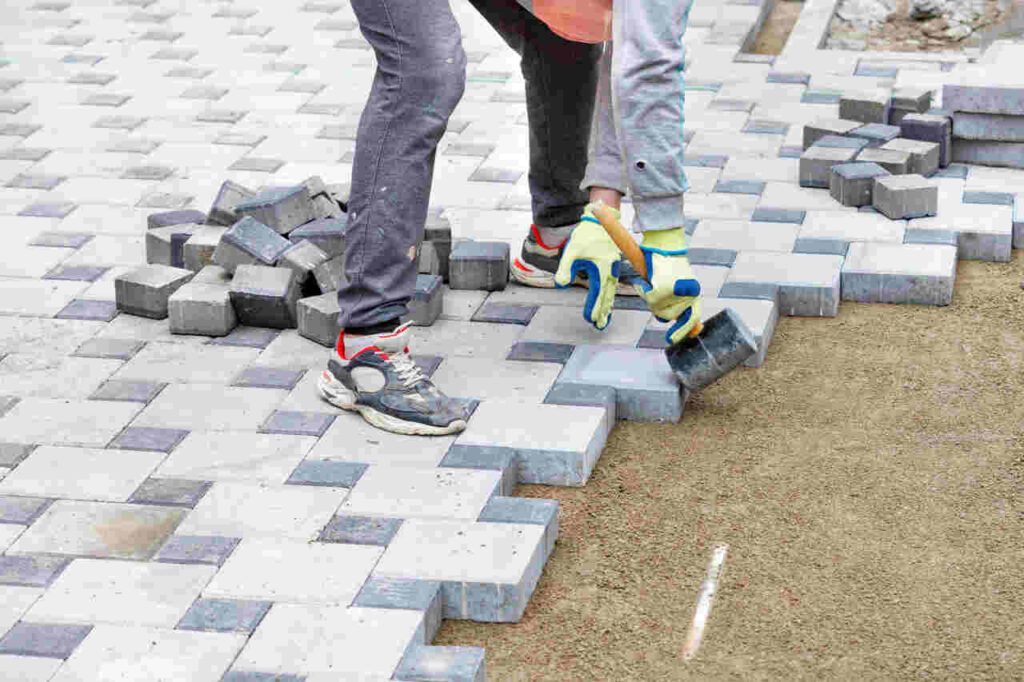 Como assentar paver? Dicas práticas para o procedimento