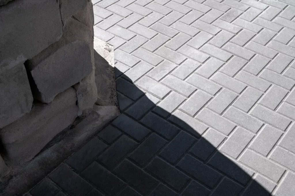 Piso antiderrapante para área externa: qual tipo escolher para sua obra?