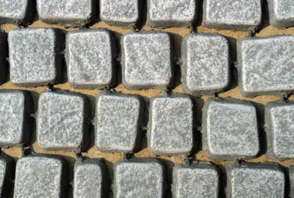 Piso para obras com blocos intertravados de concreto organizados em padrão geométrico