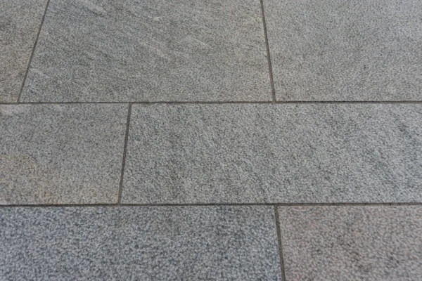 Detalhe de piso para obras com encaixe intertravado de blocos de concreto